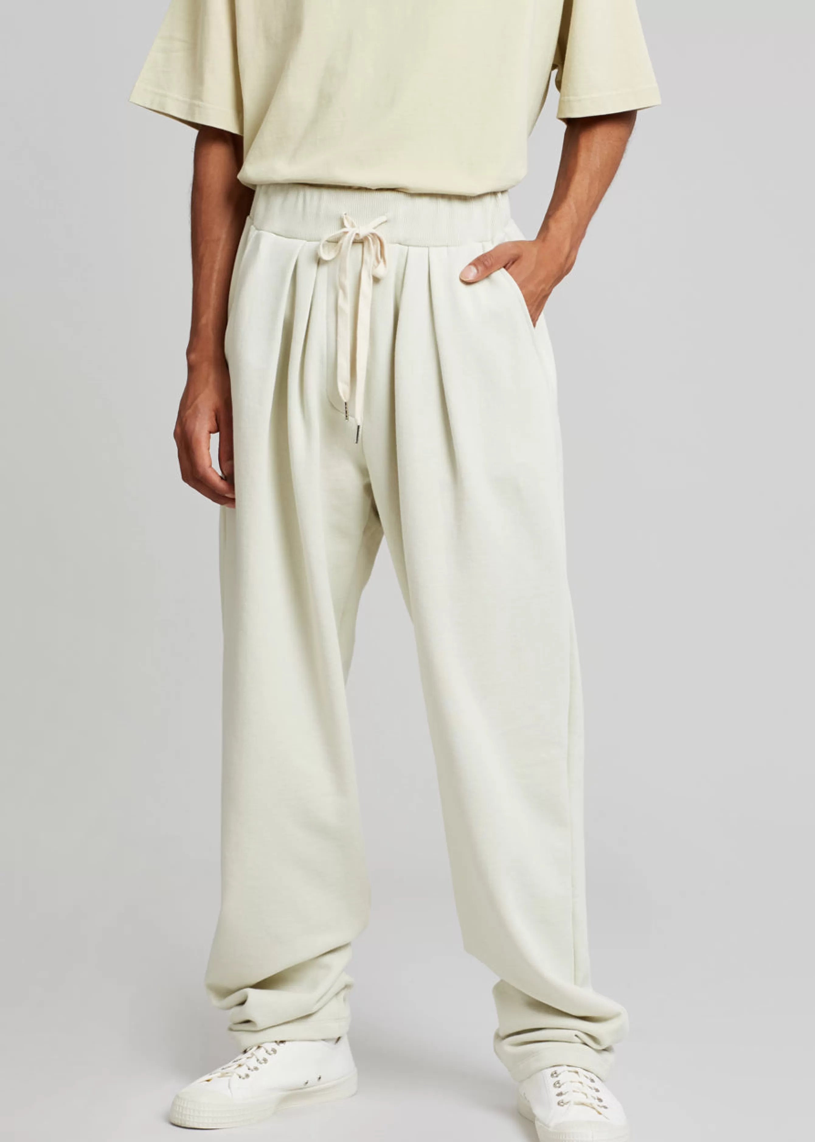 Men The Frankie Shop Alec Pleated Jogger Pants