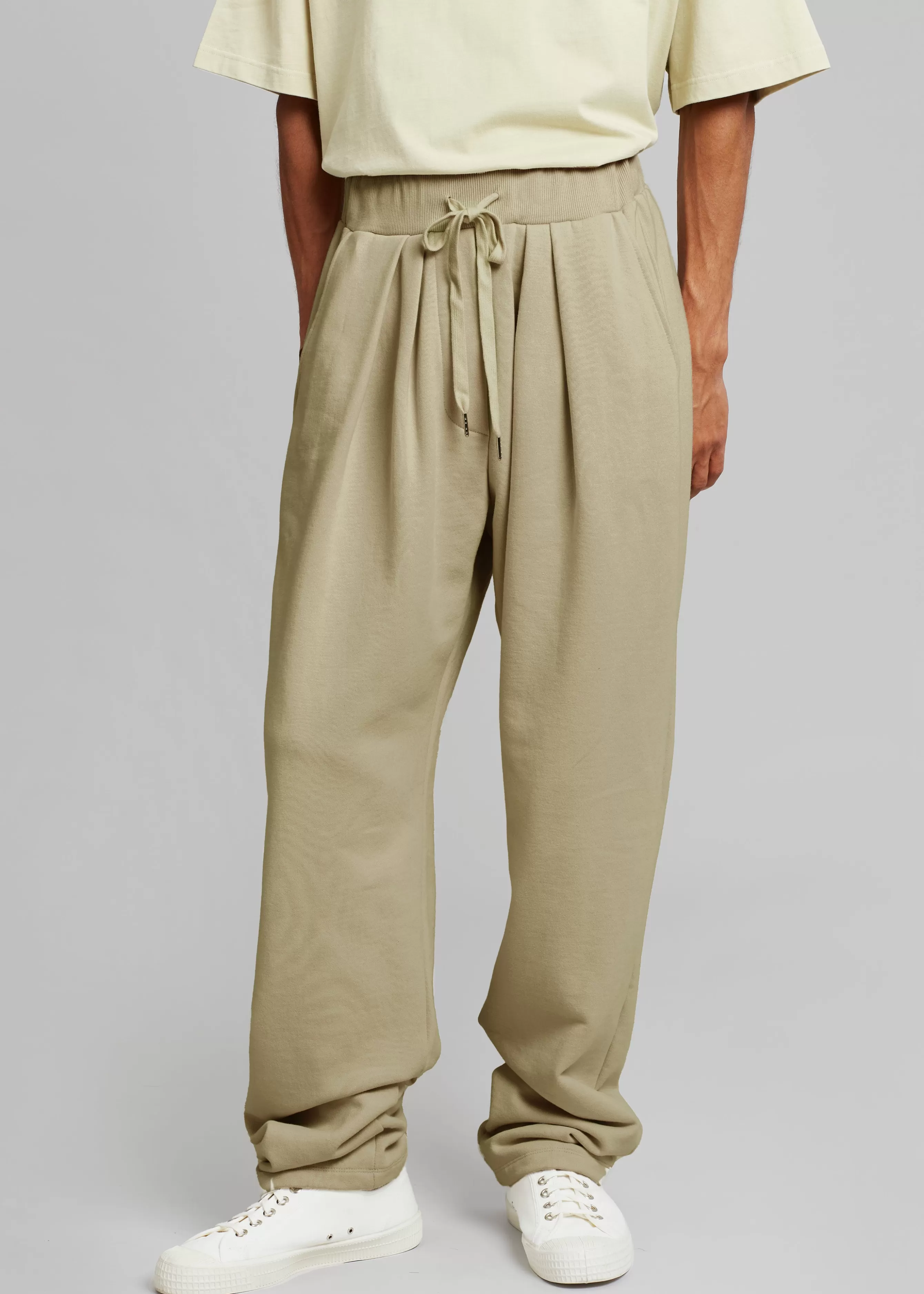 Men The Frankie Shop Alec Pleated Jogger Pants