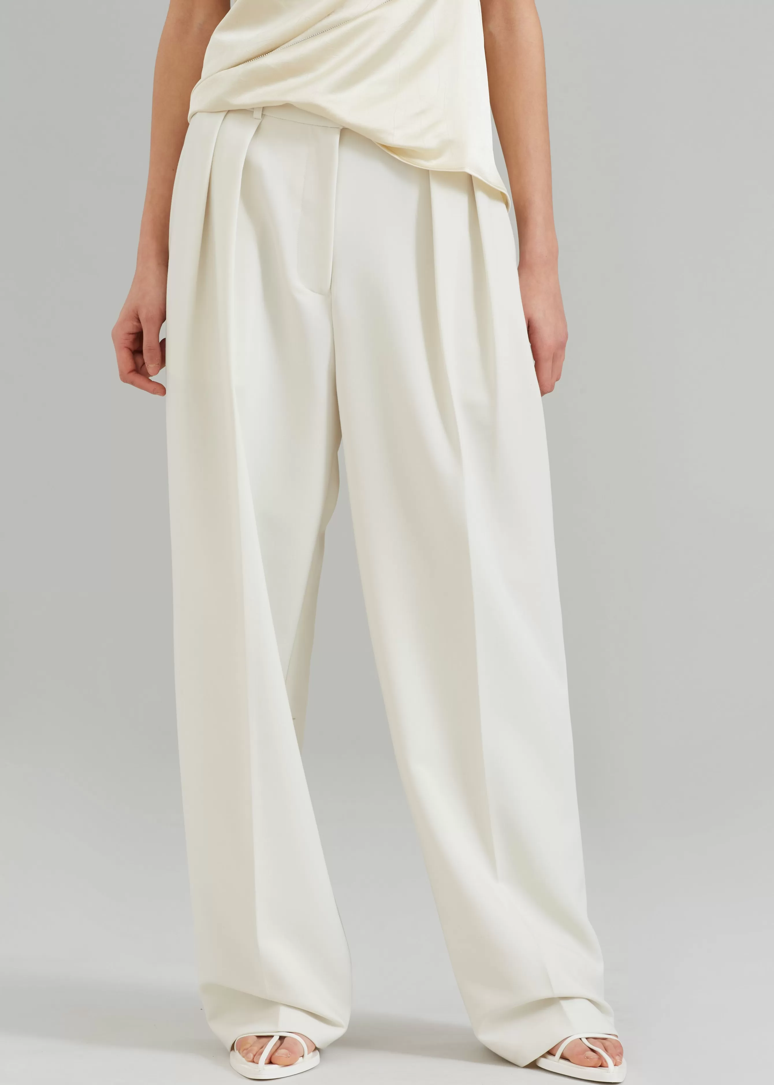 Women The Frankie Shop Corrin Pleated Trousers